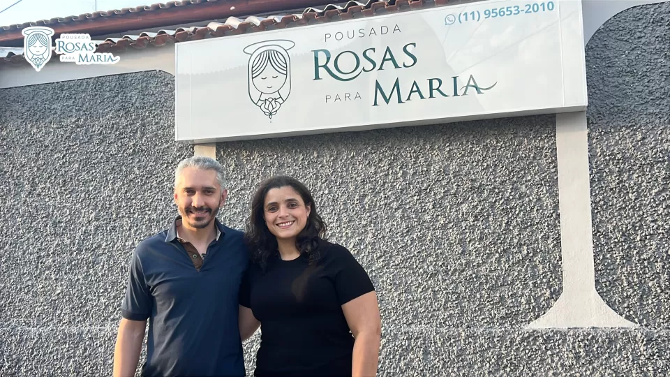 Proprietários da Pousada Rosas para Maria